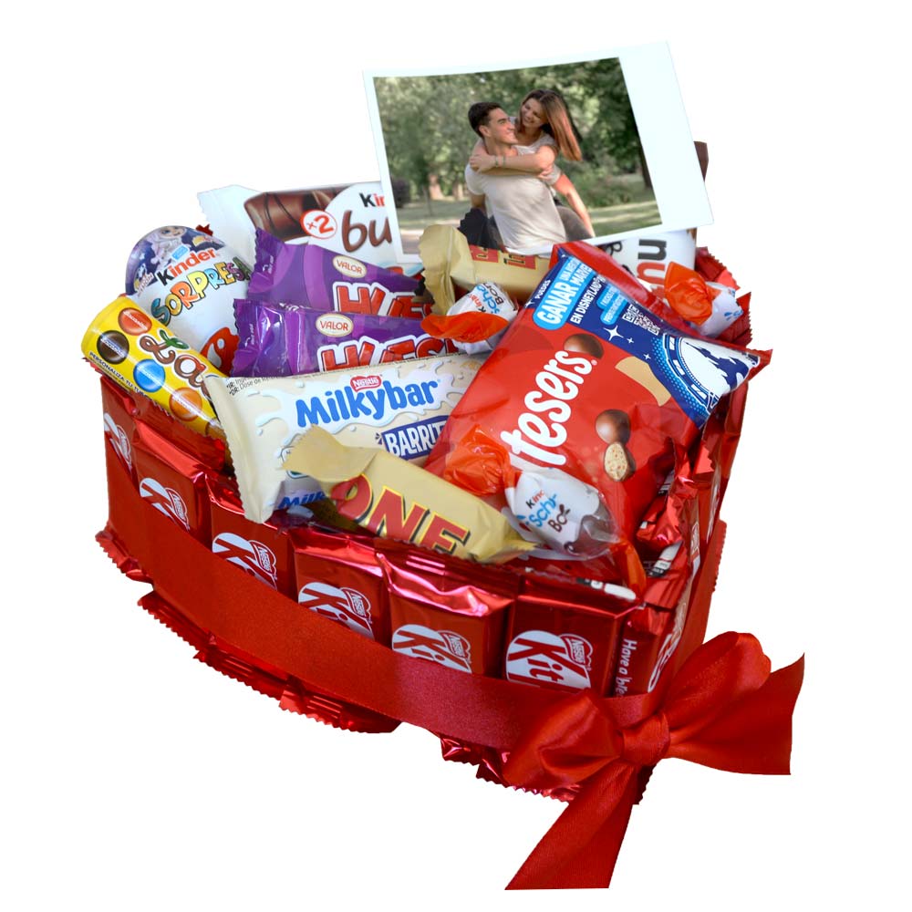 Tarta de Kit Kat y chocolatinas con forma de corazón