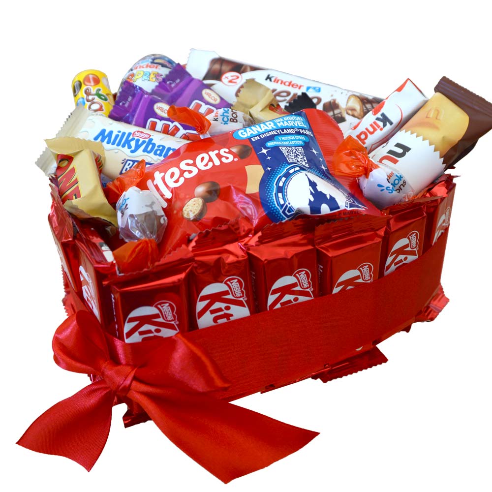 Tarta de Kit Kat y chocolatinas con forma de corazón